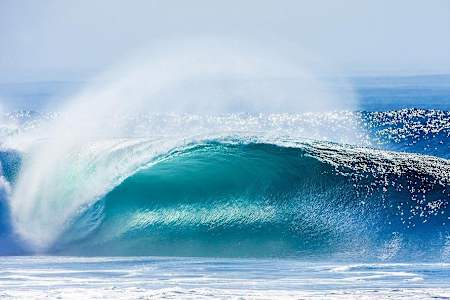 Une vague du Le cyclone Marie à Newport.