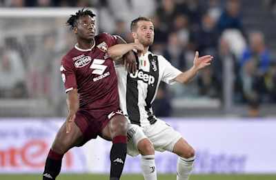 Jogadores de Torino e Juventus disputam lance