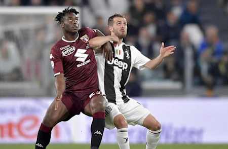 Jogadores de Torino e Juventus disputam lance