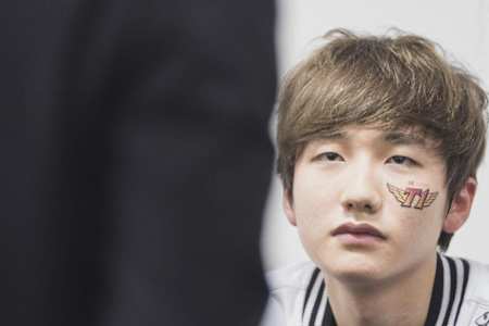 A picture of Peanut waiting to play in the final of MSI