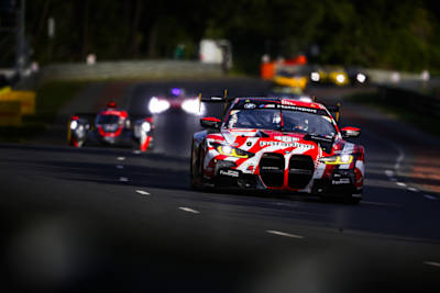 Une BMW roule sur le circuit des 24h du Mans.