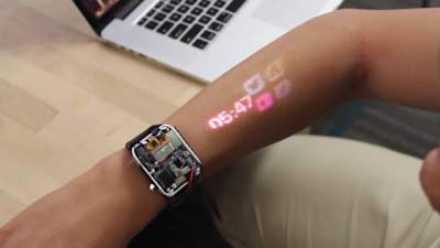 El reloj consta de un rayo láser y varios elementos sensoriales