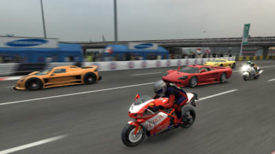 Screenshot aus dem Spiel Project Gotham Racing 4 zeigt Motorräder und Sportwagen bei einem Rennen.