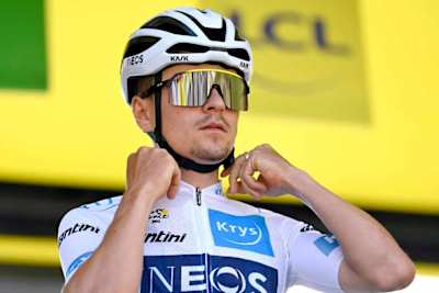Il ciclista Tom Pidcock indossa la maglia bianca al Tour de France 2022.