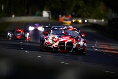Une BMW roule sur le circuit des 24 Heures du Mans.