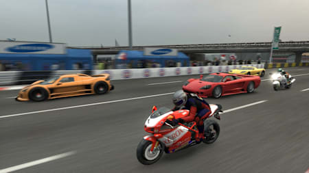 Screenshot aus dem Spiel Project Gotham Racing 4 zeigt Motorräder und Sportwagen bei einem Rennen.