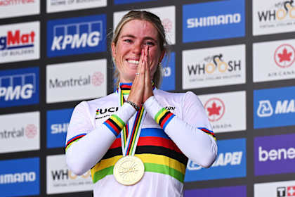 Demi Vollering feiert ihren Sieg im Straßenrennen bei den 99. UCI-Straßenweltmeisterschaften in Montreal, Kanada.