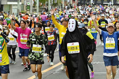 Runners are seen in action at a turning point of the Nihonbashi district during the Tokyo Marathon 2025 on October 19, 2025 in Tokyo, Japan.