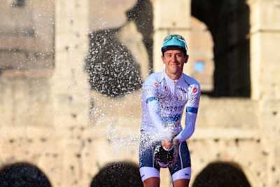 ジロ・デ・イタリア2024でマリア・ブランカを手にしたアントニオ・チベリ