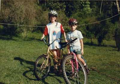 Henrique und seine Schwester Carol auf ihren ersten Bikes.