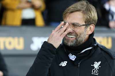 Jürgen Klopp richtet an der Seitenlinie während seiner Zeit als Trainer des FC Liverpool seine Brille.