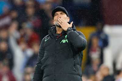 Jürgen Klopp wirft den Liverpool-Fans eine Kusshand zu.