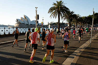 Des coureurs passent devant l’Opéra de Sydney lors du marathon de Sydney 2025, le 31 août 2025, à Sydney, en Australie.