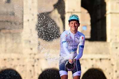 Antonio Tiberi, d'Italie et de l'équipe Bahrain - Victorious, célèbre sur le podium lors du 107e Giro d'Italia 2024. 