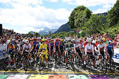 Le cicliste si schierano alla partenza di una tappa del Tour de France Femmes nel 2025.