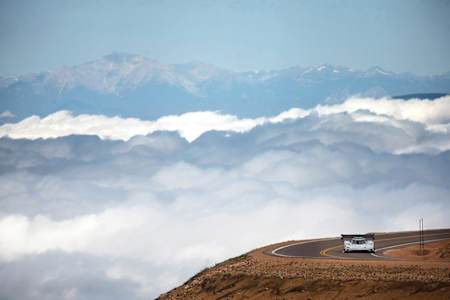 The landscape accompanies the spectacle of the race at all times.