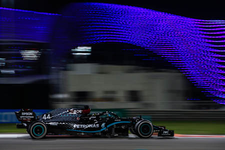Lewis Hamilton en acción durante el Gran Premio de Abu Dabi 2020.