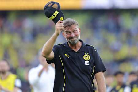 Jürgen Klopp grüßt die Fans während seiner Zeit als Coach des BVB mit der Pöhler-Cap.