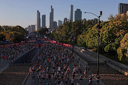 Des vagues de coureurs parcourent le tracé du Bank of America Chicago Marathon 2025, le 12 octobre 2025, à Chicago, dans l’Illinois.