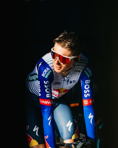 Lorenzo Finn leads the Rookies in the Tour de l'Avenir.