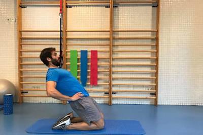 Un atleta estira los cuádriceps durante una sesión de entrenamiento.