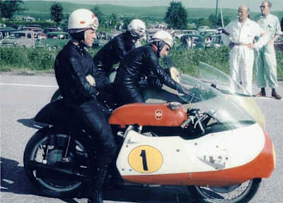 Geoff Duke con la Gilera Quattro Cilindri insieme a Keith Campbell, Moto Guzzi e Keith Bryen, Norton al GP di Svezia a Hedemora del 1957.