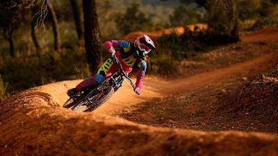 Un MTB rider affronta un trail de La Fenasosa Bike Park.