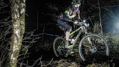Un competidor durante una carrera de 24 horas de mountain bike.