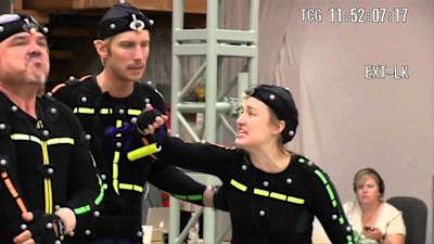 Troy Baker et Ashley Johnson, respectivement Joel et Ellie jouent une scène du jeu vidéo The Last of Us en motion capture, procédé qui permet de numériser les performances réelles des acteurs.