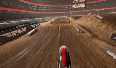 Screenshot aus MX vs ATV Legends zeigt das Schutzblech eines Motocross-Bikes bei einem Rennen in einer Arena