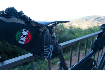 Ein Mountainbike lehnt am Geländer beim Italy Divide.