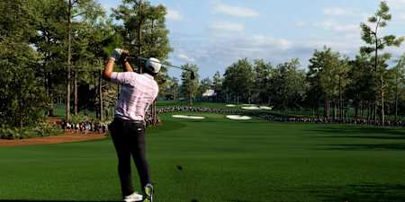 Ein Spieler schlägt den Ball vom Fairway