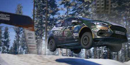 Captura de pantalla de un coche en acción en la etapa Rally de Suecia en EA SPORTS™ WRC.