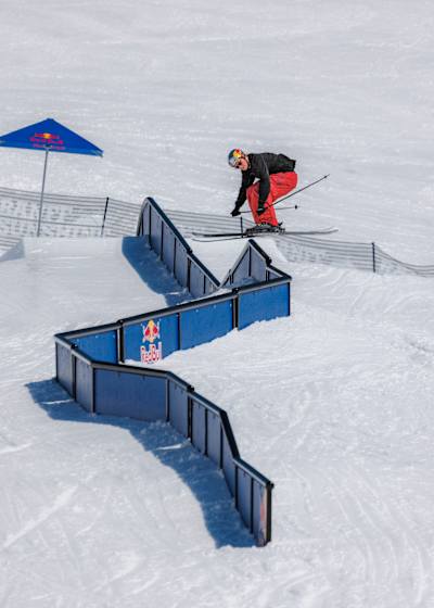 Max Moffatt glisse sur le rail le plus dur à la station de ski Banff Sunshine Village, Alberta, Canada.