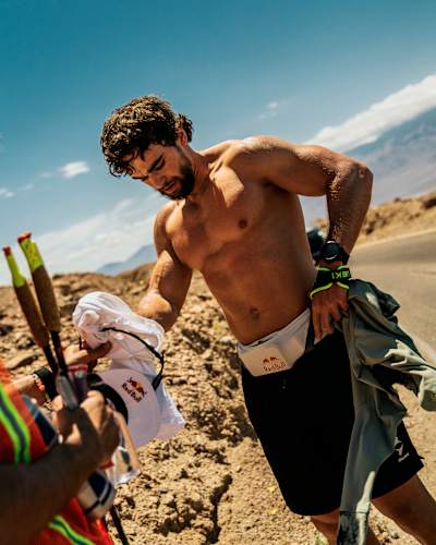 Recharge: Im Death Valley wechselt Arda sein durchgeschwitztes Shirt.