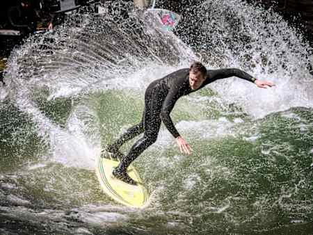 Eisbach-Legende Quirin Rohleder macht einen Backside Snap am Eisbach in München.