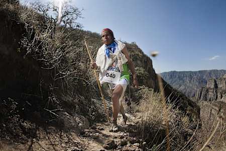 A un indio rarámuri le falta tecnología y le sobra adaptación al medio.