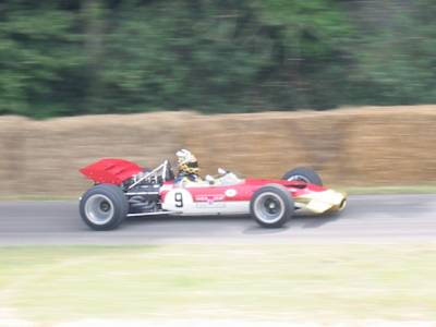 El Lotus 49B, diseñado por Colin Chapman, fue el primer auto de Fórmula 1 en incorporar un alerón delantero.