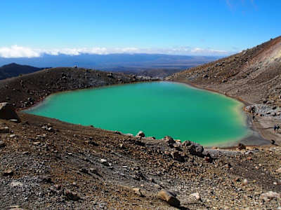 Lago azul turquesa no topo de uma montanha na Nova Zelândia.