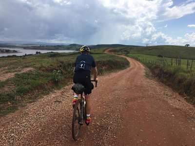 Christoph Sauser curtindo as estradas vicinais brasileiras