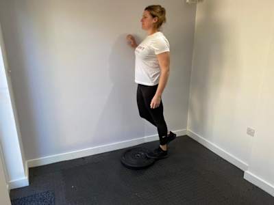 Etirez votre mollet pour éviter les problèmes de cheville et de genou