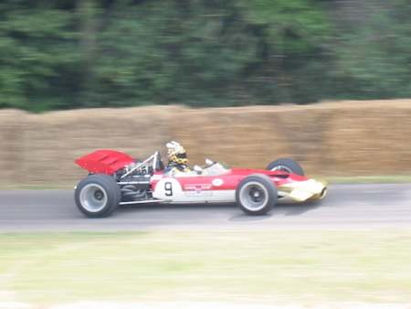 El Lotus 49B, diseñado por Colin Chapman, fue el primer coche de Fórmula 1 en incorporar un alerón delantero.