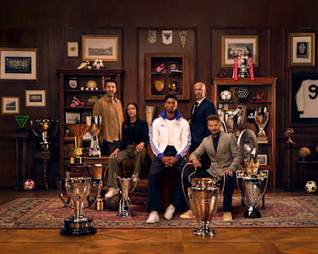 Jude Bellingham accompagné de Zinédine Zidane, Aitana Bonmatí, David Beckham et Gianluigi Buffon sur la jaquette du jeu vidéo EA Sports FC 25