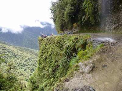 La carretera de Los Yungas cerca de Coroico en Bolivia.