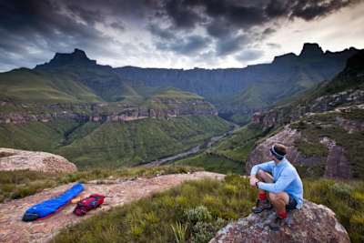 Un senderista contempla el Drakensberg en Sudáfrica.