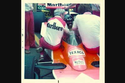 Fotos de la F1 de los 70: James Hunt y McLaren M23E.