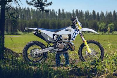 Husqvarna TE300i w środowisku naturalnym - w lesie.