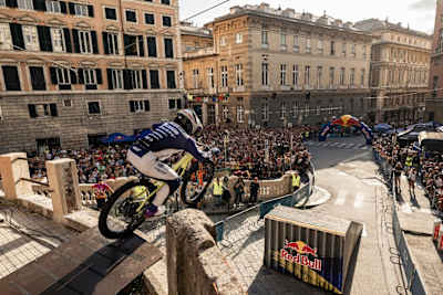 Uno scatto del Red Bull Genova Cerro Abajo 2025 che ha fatto il pieno di pubblico e di emozioni.