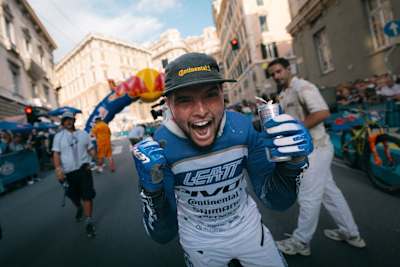 Il vincitore 2025 Roger Vieira festeggia il suo successo nel Red Bull Genova Cerro Abajo 2025.