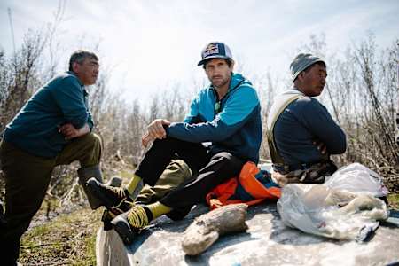Килиан Фишхубер позирует для портрета во время альпинистской экспедиции в Республику Саха, Россия.